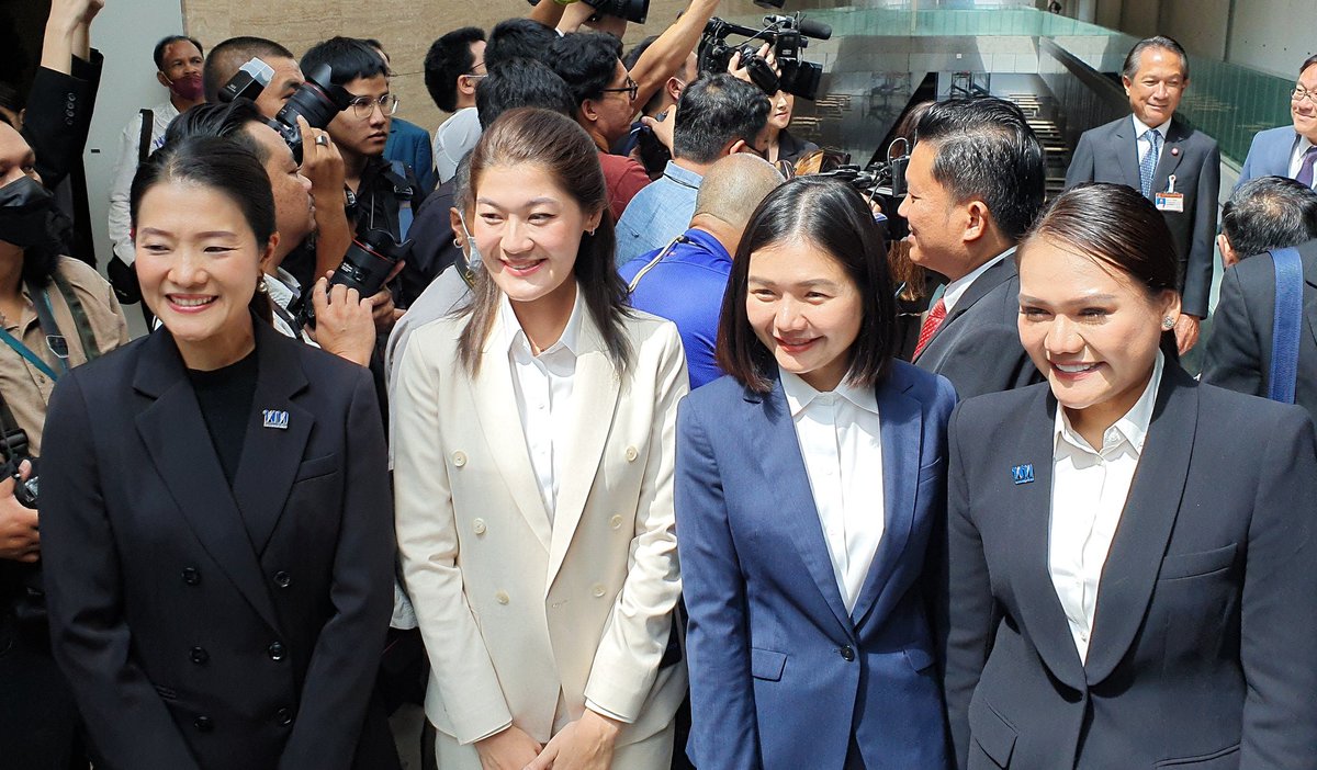 malaniyomc's tweet photo. ▪️'ธีรรัตน์-สุดารัตน์-จิราพร-ชญาภา' 4 ส.ส.เขต #เพื่อไทย เข้ารายงานตัวที่สภา
.
 'หนึ่งเดียว กทม.-ล้มยักษ์อุบลฯ-ดีเอ็นเอร้อยเอ็ด' https://t.co/bgz9ydOmJk