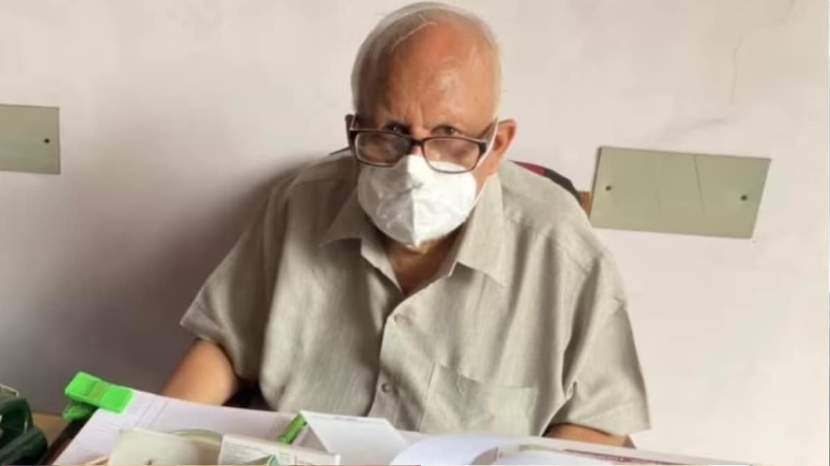 ये है, मध्य प्रदेश के #जबलपुर में रहने वाले 77 साल के डॉ. मुनीश्वर चंद्र डावर जो केवल 20 रुपये फीस लेते है। इन्होंने 35 सालो से अपनी फीस अब तक वैसी ही रखी है। 😀

इनको इस साल देश के चौथे सबसे बड़े सम्मान पद्मश्री के लिए चुना गया था। 

वे रोजाना करीब 200 मरीजों को देखते हैं और