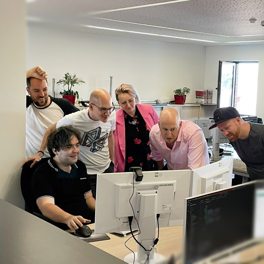 Wenn man auf die Prüfungsergebnisse wartet und alle Kollegen mitfiebern! 🥳

#abssafety #alwaysontop #abstusi #absturzsicherung #absfamilie #kevelaer #fallprotection #workingatheights #roofer #prüfung #bestanden #herzlichenglückwunsch #hoody #schublade