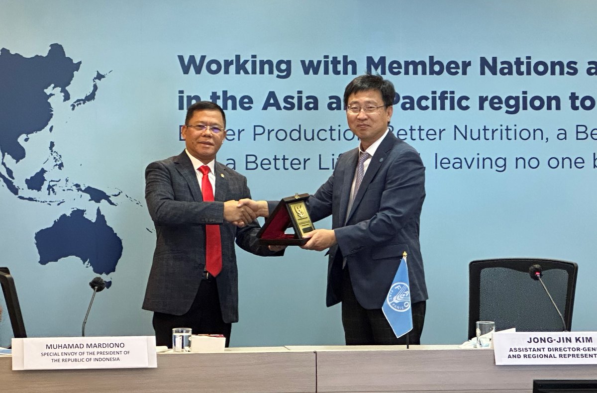 FAOAsiaPacific's tweet photo. Pleased to welcome the Special Envoy of the President of the Republic of Indonesia, Mr. Muhamad Mardiono at @FAOAsiaPacific. Productive talks were held on evolving food systems in Asia-Pacific, strategies for reducing poverty, rural development, and sustainable agriculture. https://t.co/x59rsvAaKA