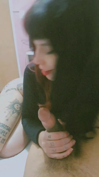 Em toda foto ela aparece com meu pau na m&atilde;o ou na boca :O https://t.co/Mhfvbuoi5C<a href="/tag/casalaward"class="tags"><span>#casalaward</span></a>