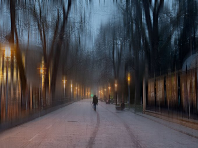 La luz se esconde 
entre las nubes.
Frío invierno este
que me nació un noviembre.
En el árbol casi seco
alguna hoja me recuerda
que la vida 
es un tránsito a la muerte.
(...) Qué frío es este invierno,
la luz del sol
me lo caliente.

@FerranGarrido
#ALaTierraTeEscribo

📷@adolur