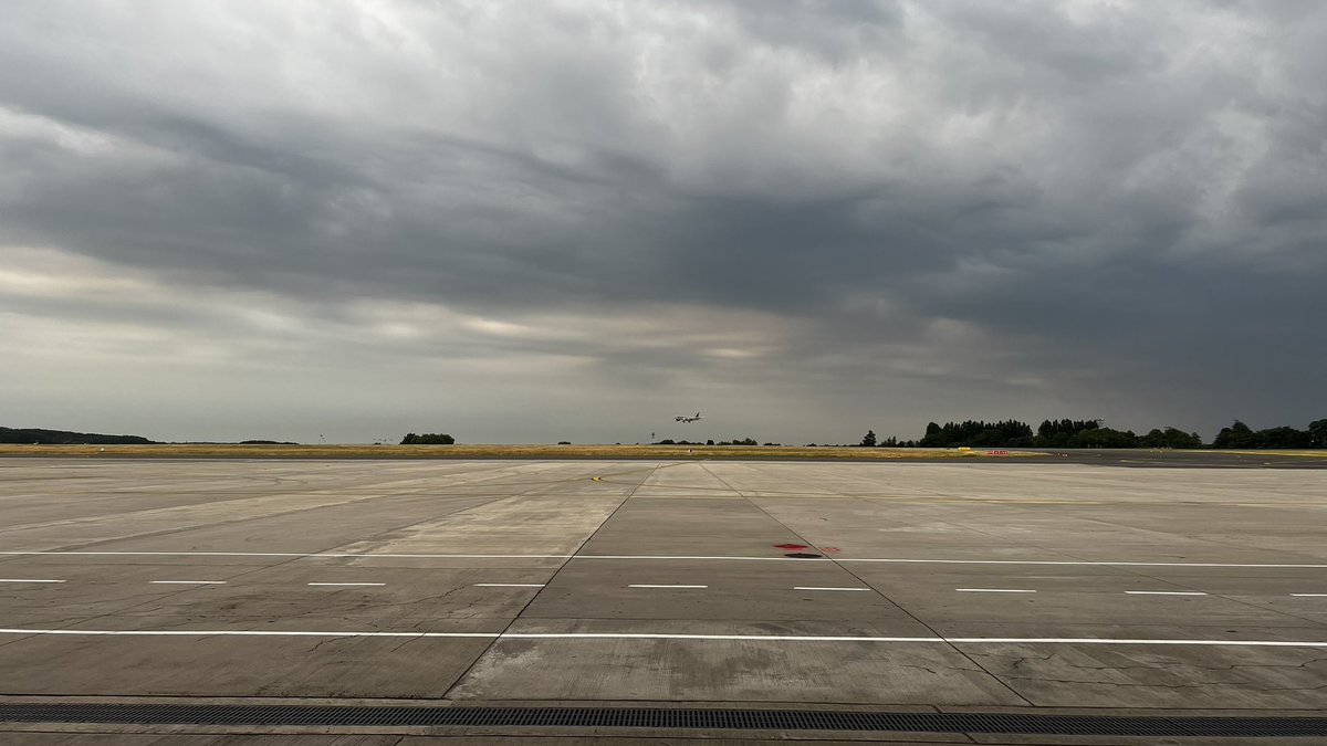 TylerJackSoares's tweet photo. #vrtweer #zaventem #belgium 0609hrs cool and gonna rain for sure. #Qatarairlines on approach. https://t.co/2fGu9idEdW