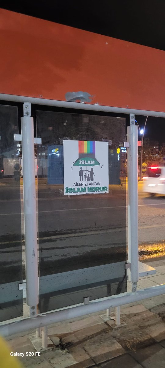 UKAB Akıncıları, LGBT'ye karşı Malatya genelinde çok sayıda afiş astı.

'Ailenizi ancak İslam korur!'