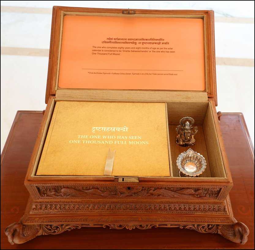 ITarunRathi's tweet image. यशस्वी प्रधानमंत्री श्री @narendramodi जी ने अमेरिकी राष्ट्रपति @JoeBiden को दिया खास तोहफा  जयपुर, राजस्थान के एक मास्टर शिल्पकार द्वारा हस्तनिर्मित एक विशेष चंदन बॉक्स। 
#jaipurrajasthan #PMModiLive #PMModiUSVisit #LatestNews #JoeBiden #IndiaPM #latturam #ModiInUSA