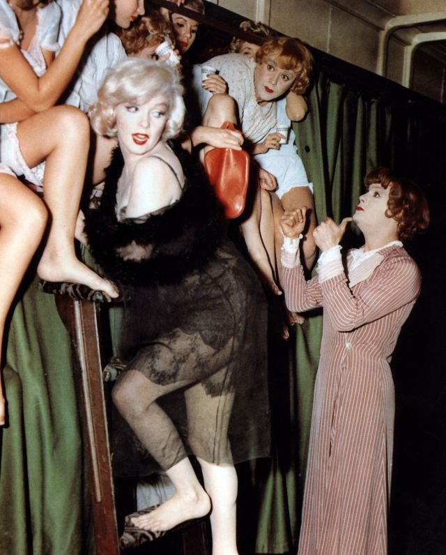 Marilyn Monroe, Jack Lemmon and Tony Curtis filming ‘Some Like It Hot’, 1958.

#marilynmonroe   
#1950s 
#50s #jacklemmon #tonycurtis #vintagemovie #retrofilm #OldHollywood #somelikeithot #cinema #film