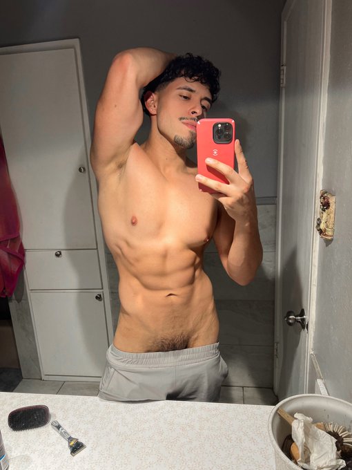 Thinking about shaving ? my ? what do you guys think? Need help #pride #gay #fyp #selfie https://t.c