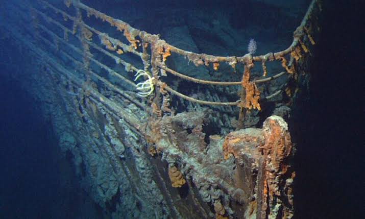 choquei's tweet photo. 🚨ATENÇÃO: Chris Parry, ex-almirante da Marinha, acredita que o submarino desaparecido pode estar preso entre os destroços do Titanic.

Isso porque, na profundidade em que se encontra, o submersível está sujeito a correntes marítimas que o empurram, e podem tê-lo prendido em alguma estrutura do navio.