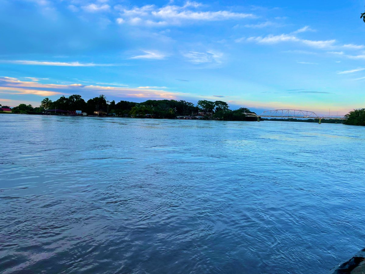 wilfridomercado's tweet photo. El #RioArauca divide a #Colombia y #Venezuela en este punto a #Arauca Capital del Departamento homónimo y al Municipio de Paez en el Estado Apure, en el fondo se encuentra el Puente Internacional José Antonio Paez en un atardecer Araucano, sofocante y húmedo. https://t.co/T83WCj3TYP