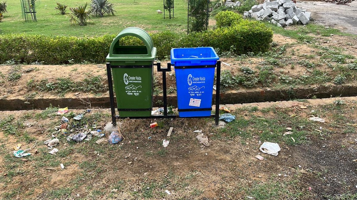 DeepakBaba1986's tweet photo. Sector 3 block D greater noida.
Garbage collection is not regular. Bin are full with garbage. Dogs and cows spreads this on roads, parks infront of residents house. After 12 years of allotment residents are still struggling for basic facility from ⁦⁦@OfficialGNIDA⁩ ⁦ https://t.co/Nz7kh4yGN7