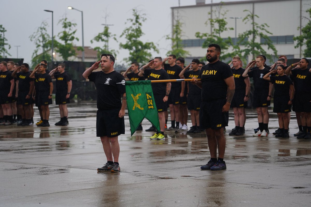 #TrainingThursday!
127th Military Police Company 'Speed and Power' conducted a highly-spirited PT session in the rain yesterday at their motor pool on @USAGHumphreys.
#FightTonight #TrainedAndReady