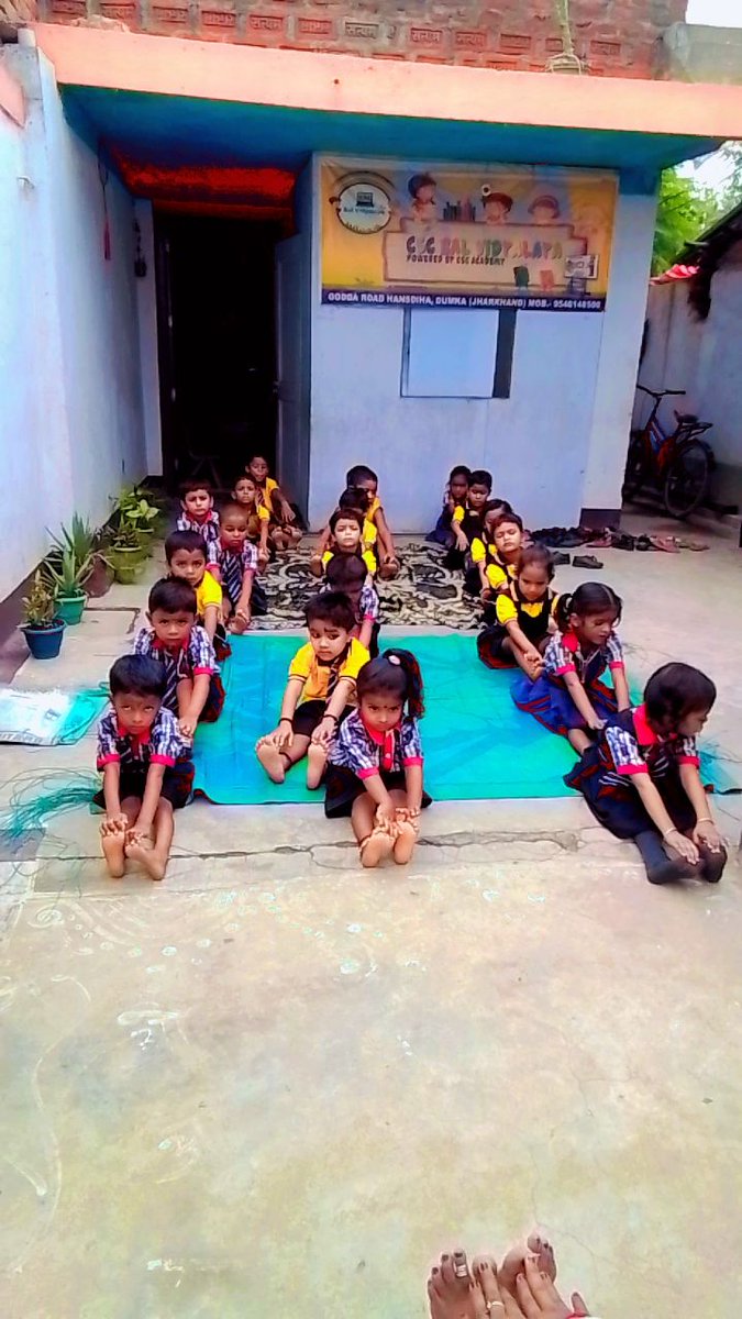 VivekVersatile's tweet photo. Celebration of International Yoga Day with children in CSC Bal Vidyalaya, Hansdiha, Jharkhand. VLE Shree Lalit Kumar Ray
@moayush
@CSCegov_
@CSCSPV_Health
#CSCpeYoga
#MyYogaMyPose https://t.co/cpiFbyWbsw