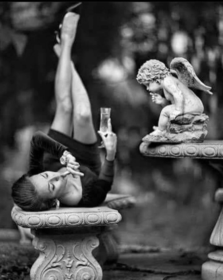 Mitad víctimas, mitad cómplices, cómo todo el mundo.
- Jean Paul Sartre