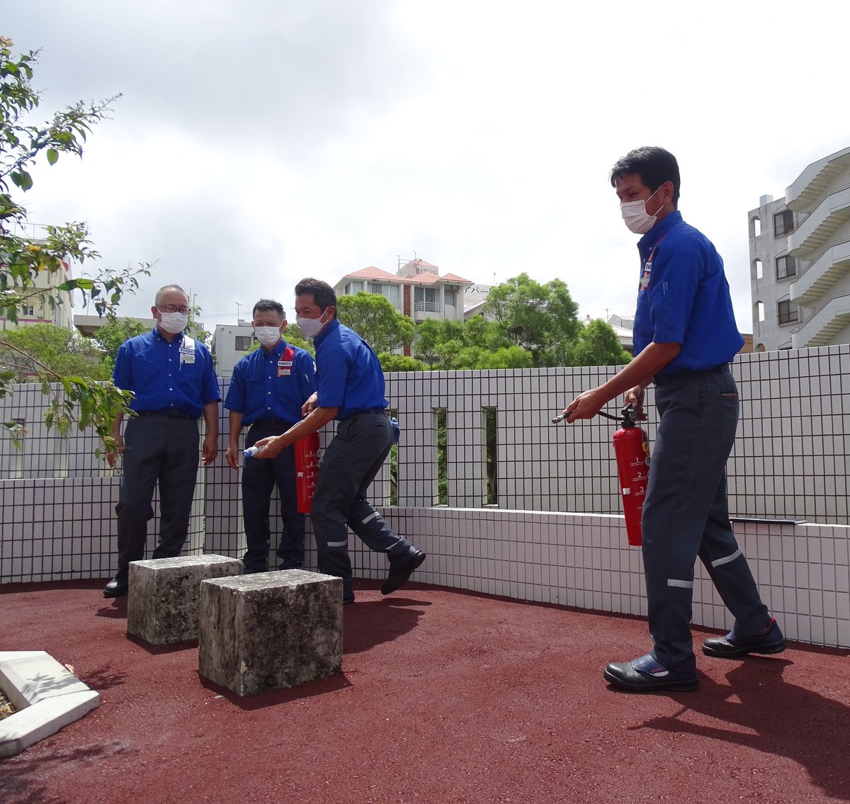 KISireigroup's tweet photo. #ガソリンスタンド から、スタッフ同士の会話風景などをご紹介🙌 

スタッフ同士、本当に仲が良くて、楽しい雰囲気はどこにも負けない！というぐらい、笑顔の多い会社です🤗 https://t.co/qS92ZtPDR1