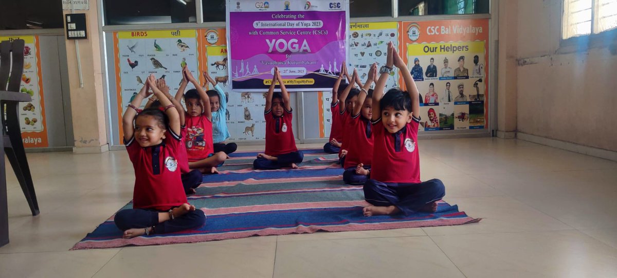 VivekVersatile's tweet photo. Celebration of International Yoga Day with children in CSC Bal Vidyalaya, Anand, Gujarat. VLE Shree Vitthalbhai Parmar
@moayush
@CSCegov_
@CSCSPV_Health
#CSCpeYoga
#MyYogaMyPose https://t.co/DZXkPv8uj3
