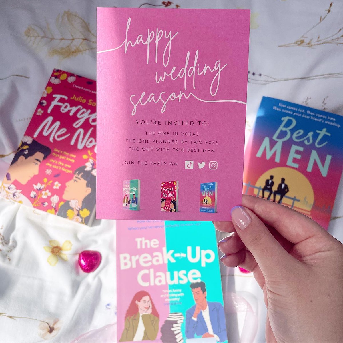 It’s publication day for #TheBreakUpClause!💋

I have had SO much fun working on this gorgeous book with @stucylewart and @SofiaSaghir.

A brilliant NYC-based enemies-to-lovers romcom that’ll have you laughing out loud on the tube: lnk.to/thebreakupclau…

Congrats @EveWithAnN!💗