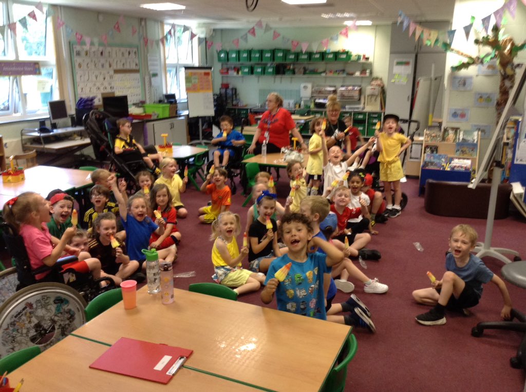 springwoodyear1's tweet image. We are enjoying our ice lollies after a succesful sports day #swhpe #swhvalues #schoolsportsday