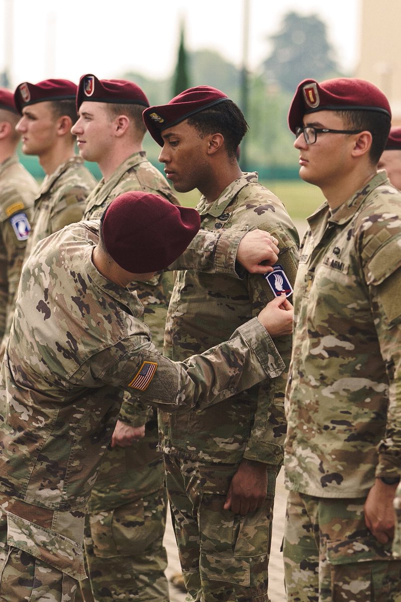 Welcome #SkySoldiers 🪂

This morning leaders across the #173rd greeted and patched our newest #paratroopers 👏

@USArmy 📸 by Spc. Jose Lora

#StrongerTogether #CultureofAwesomeness #ThisismySquad