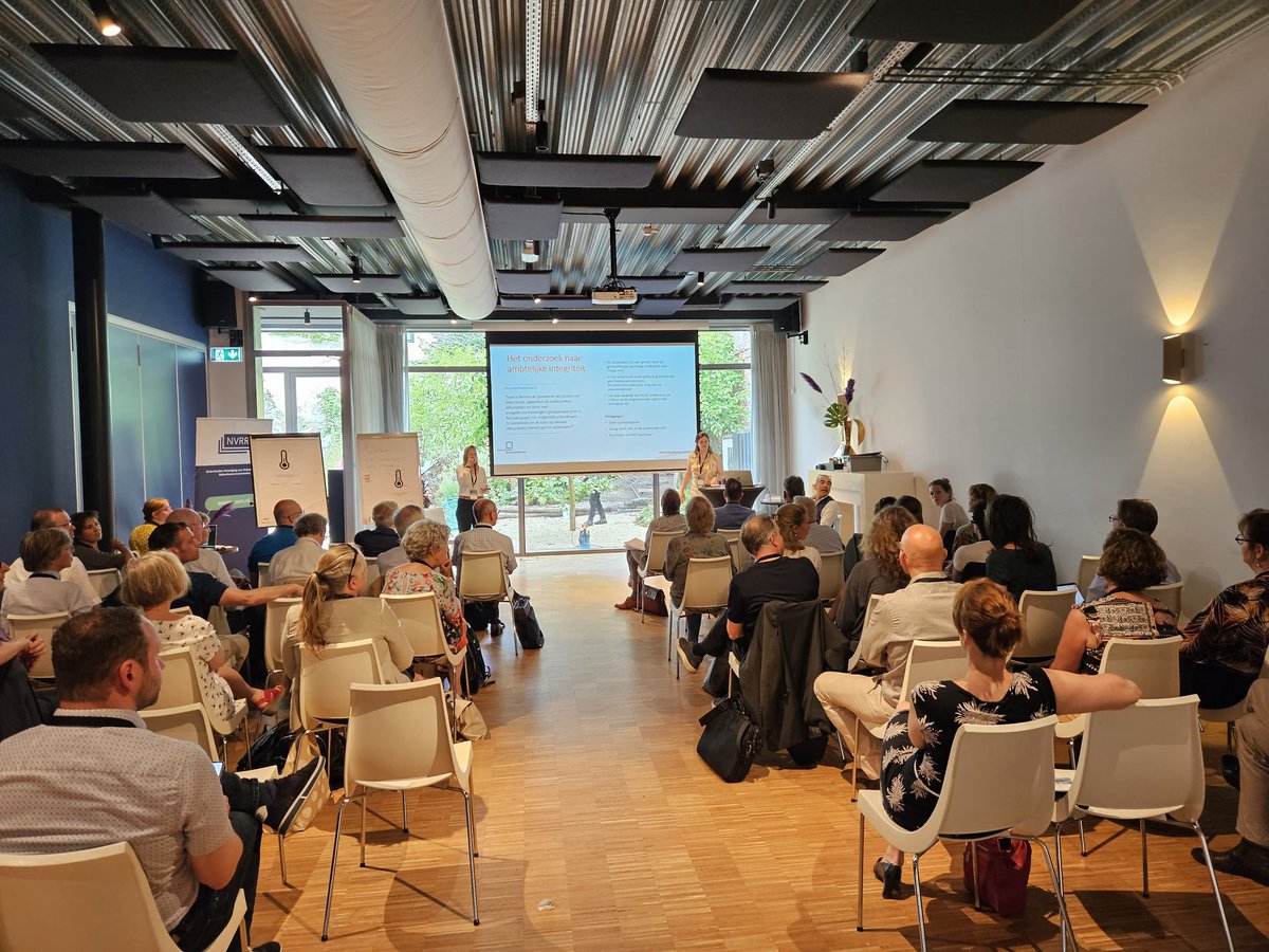 Na een succesvolle ALV is ons mini symposium van start met <a href="/ManjaKnvlbrd/">Manja Knevelbaard</a> en Milou Giesen van de rekenkamer Rotterdam over 'Onderzoek doen naar cultuur en gedrag: Twee invalshoeken voor Rekenkamers'