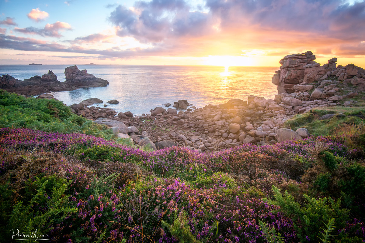 Sur la Côte de Granit rose. Avec un lever de soleil comme celui là, what else ? #cotesdarmor #bretagne