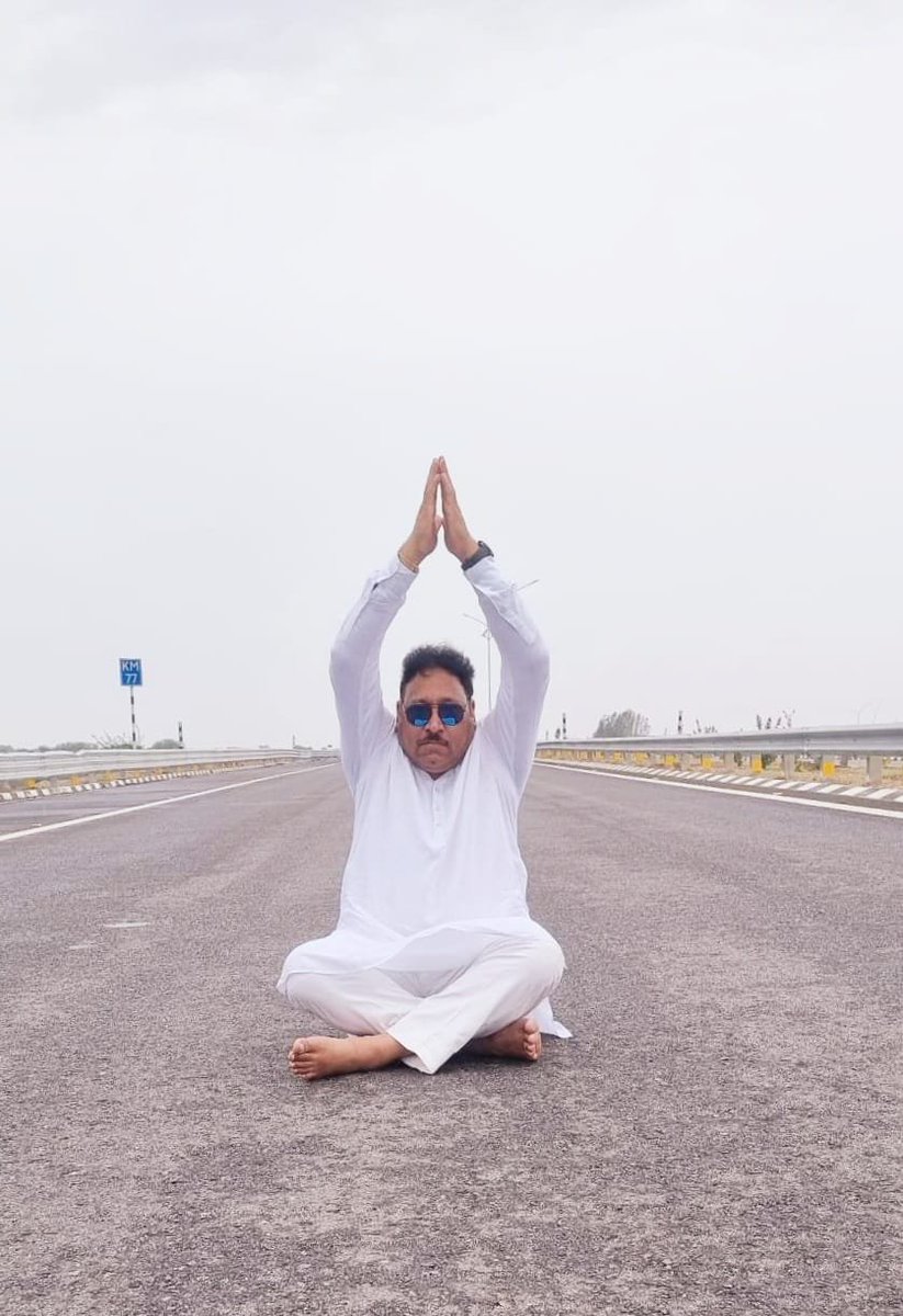 Yoga to Unwind during a Long Road Trip

#internationalyogaday2023
#yogalife
#rajeshjogpal

Disclaimer : This side of highway not open to traffic.