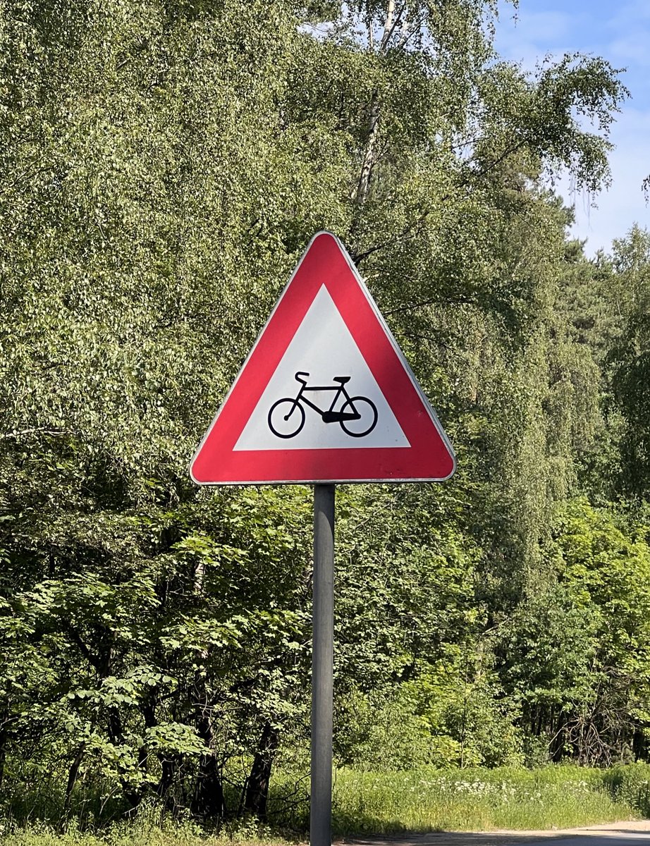taanevarbuut's tweet photo. Kur aizvakar kravinieks gandrīz notrieca velosipēdisti, tur ��odien BMW notrieca pusaudzi.   
Velobraucēji! Šī nav priekšrocības zīme, bet brīdinājima zīme. Jums ir jādod ceļš automašīnam. Sargiet sevi. https://t.co/HjZ49PvVPS