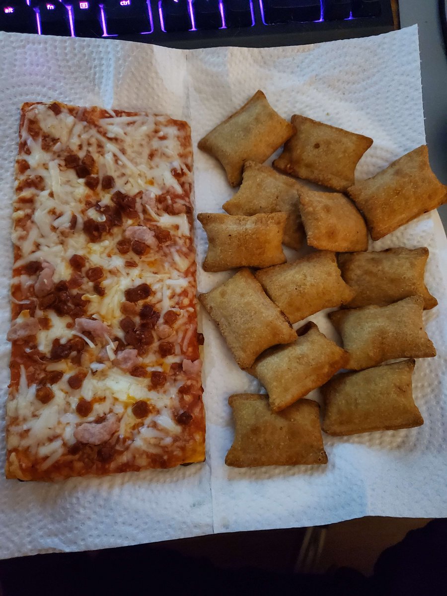 They call me the Gordon Ramsay of Frozen pizza related products.
Air fried pizza bites and a gourmet frozen pizza. https://t.co/oGxa9nauOi