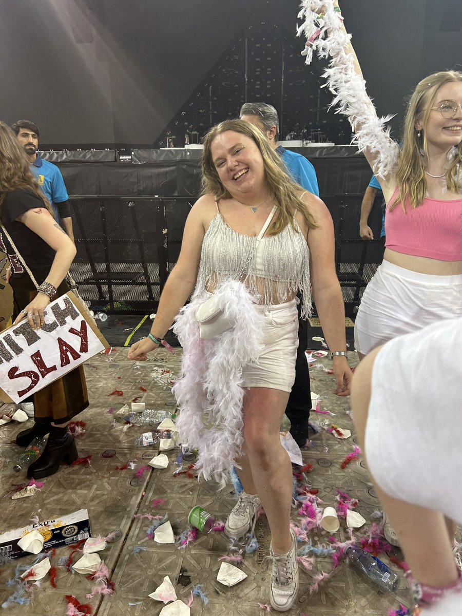 allthestyle's tweet photo. Goodbye love on tour 😭 https://t.co/sYo2sKZv2r