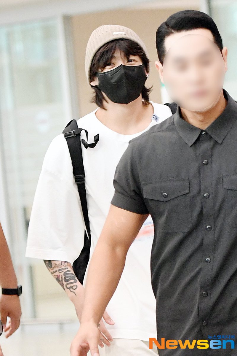 kookpiics's tweet photo. Jungkook is back in Korea ♡ https://t.co/su2F1EMTD2