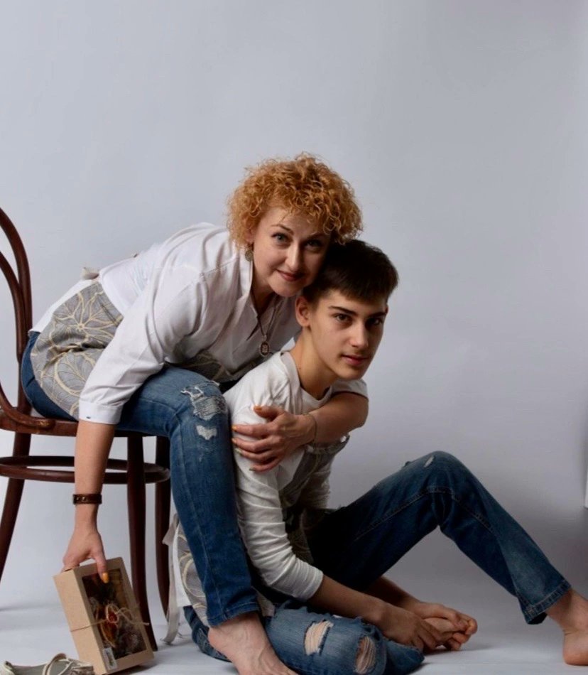 uskolzaichik's tweet image. ❗Магия твиттера, помогай. Нужен ретвит❗

На фото Лена и её сын Ромка. У Ромки с рождения ДЦП и куча сопутствующих проблем по здоровью. 
Не так давно от них ушёл папа, который ещё и судился с ними за имущество. 
Чтобы заработать на жизнь и реабилитацию для Ромки,