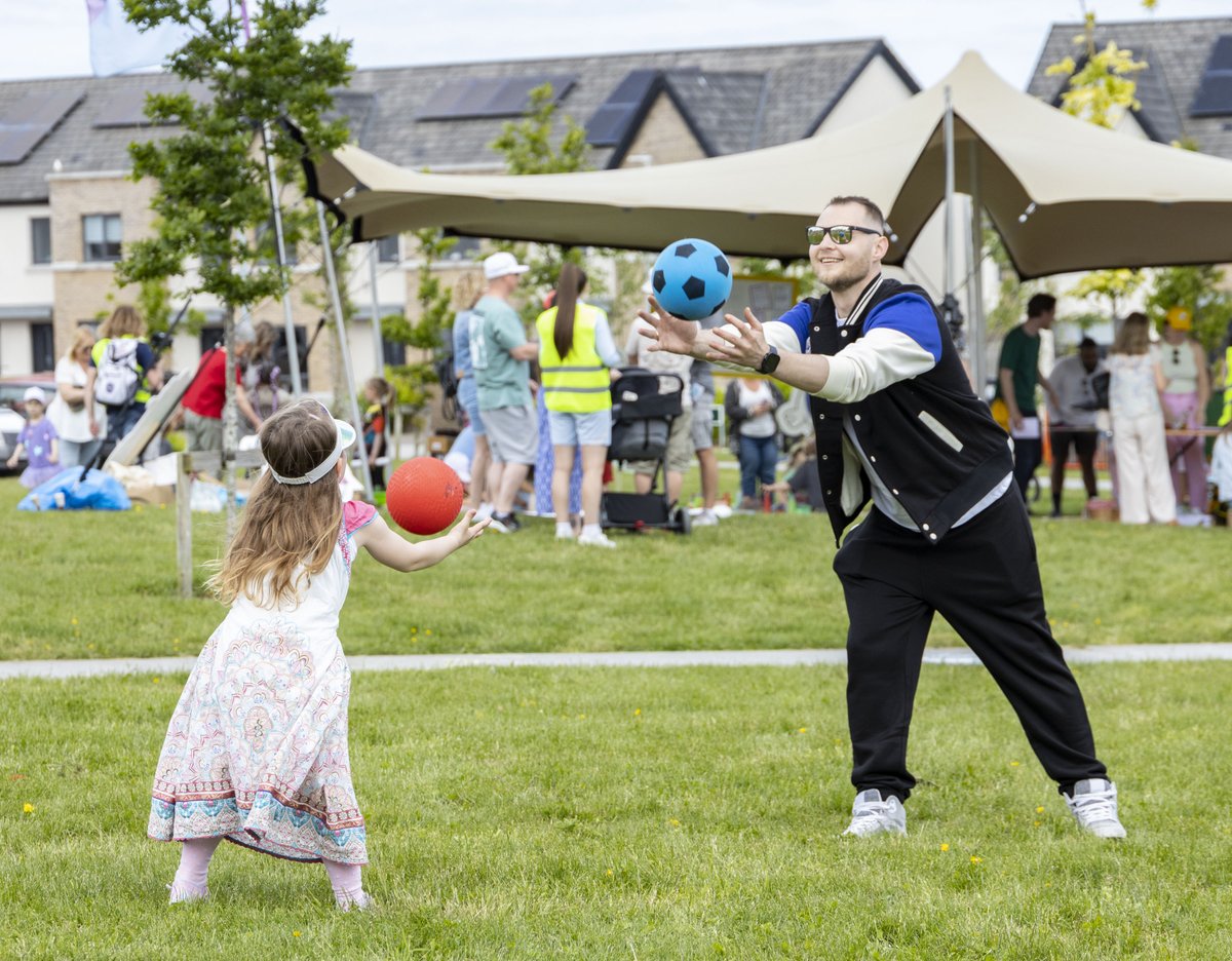 🤝 #Inclusion and community spirit are key aspects of Fingal County Council's Space for Play policy. Encouraging other adults in the neighborhood to get involved fosters a sense of community and makes street play a shared experience. Let's play and bond together!  #PlayfulStreet