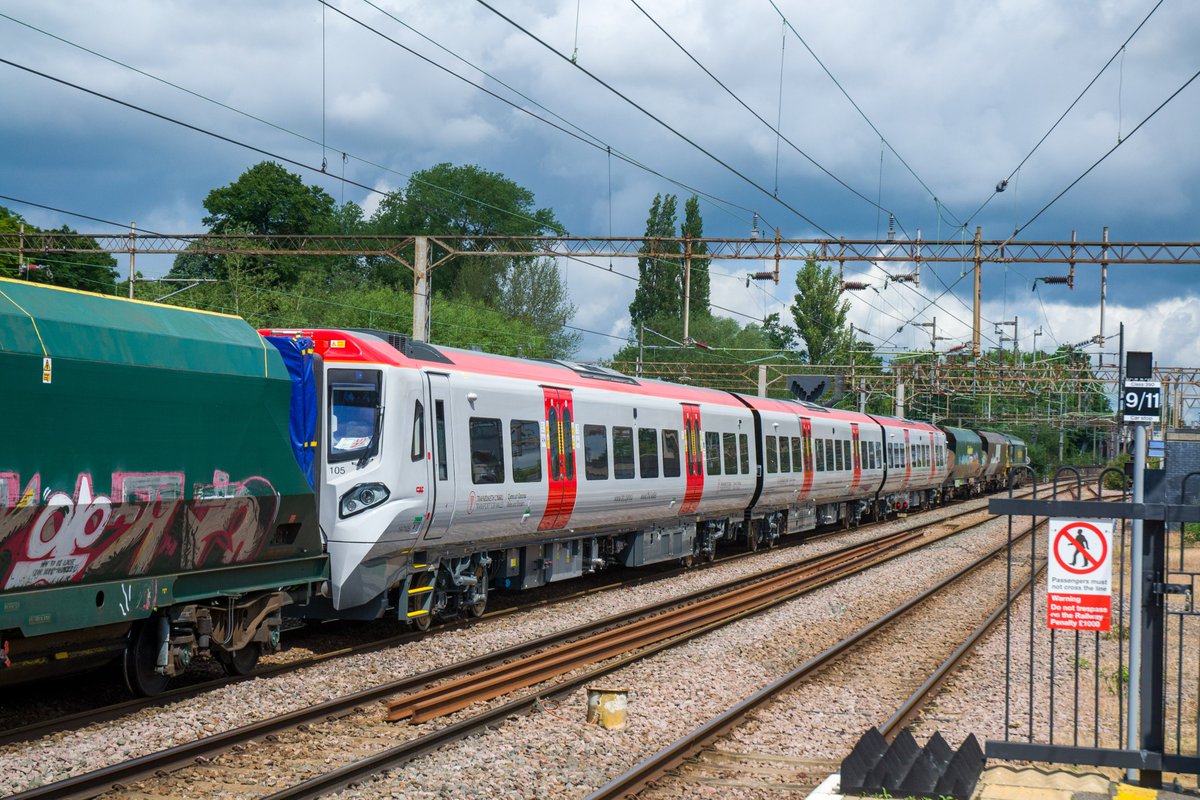 jamespilbeam1's tweet photo. Shame the 47 wasn't on it, however I still went out to see it as I've yet to capture the FL 197 drag

66542 is seen dragging TFW 197105 through Northampton working 6Q98 1101 Wolverton Centre Sidings to Crewe C.S

21st June 2023 https://t.co/zg6ltndDZG