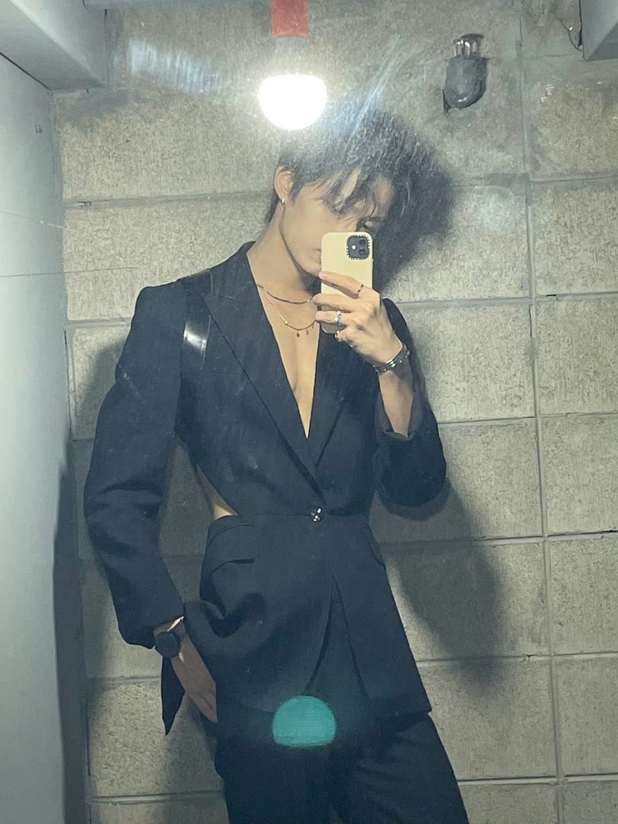 pinakatangi's tweet photo. junhao one twt au  ㅡ idol jn! bf (and fan) mh! (slight 🔞)

desired seat: secured https://t.co/gFZEFakcnF