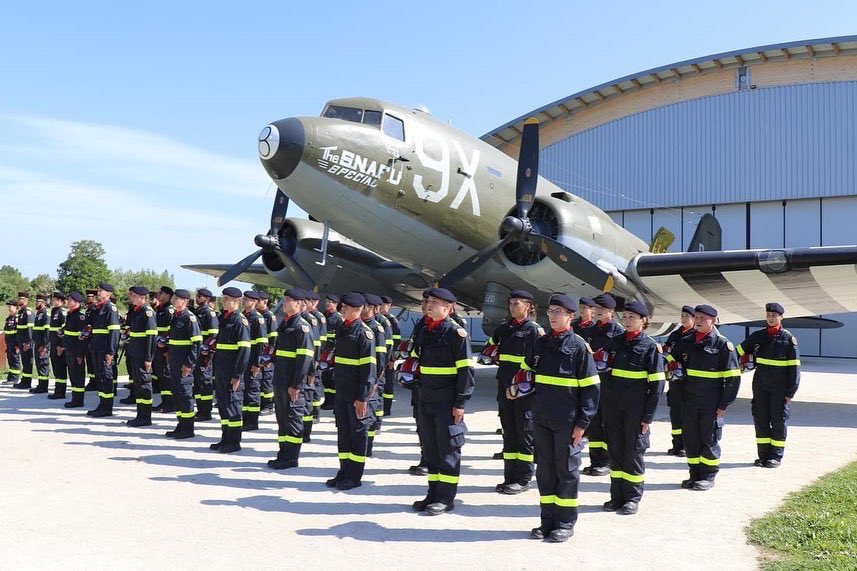 riisc_1's tweet image. #EnLeurSouvenir : Pour le 79e anniversaire du #Débarquement, nos jeunes recrues ont reçu leurs casques d’intervention à la batterie de Merville et l&apos;équipe de commandement de l’#UIISC1 a effectué une étude tactico-historique sur les traces de la Bataille de Normandie. #DDay