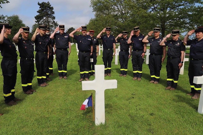 riisc_1's tweet image. #EnLeurSouvenir : Pour le 79e anniversaire du #Débarquement, nos jeunes recrues ont reçu leurs casques d’intervention à la batterie de Merville et l&apos;équipe de commandement de l’#UIISC1 a effectué une étude tactico-historique sur les traces de la Bataille de Normandie. #DDay