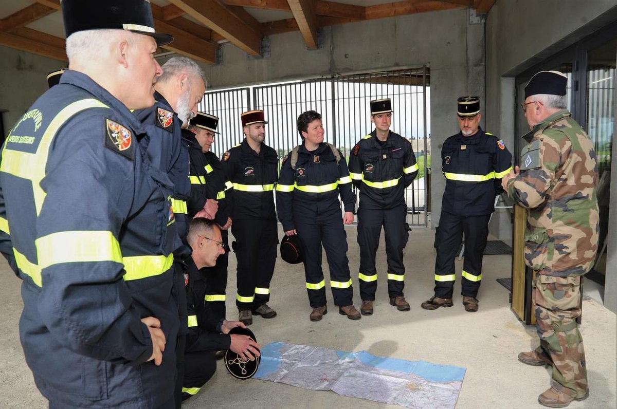 riisc_1's tweet image. #EnLeurSouvenir : Pour le 79e anniversaire du #Débarquement, nos jeunes recrues ont reçu leurs casques d’intervention à la batterie de Merville et l&apos;équipe de commandement de l’#UIISC1 a effectué une étude tactico-historique sur les traces de la Bataille de Normandie. #DDay
