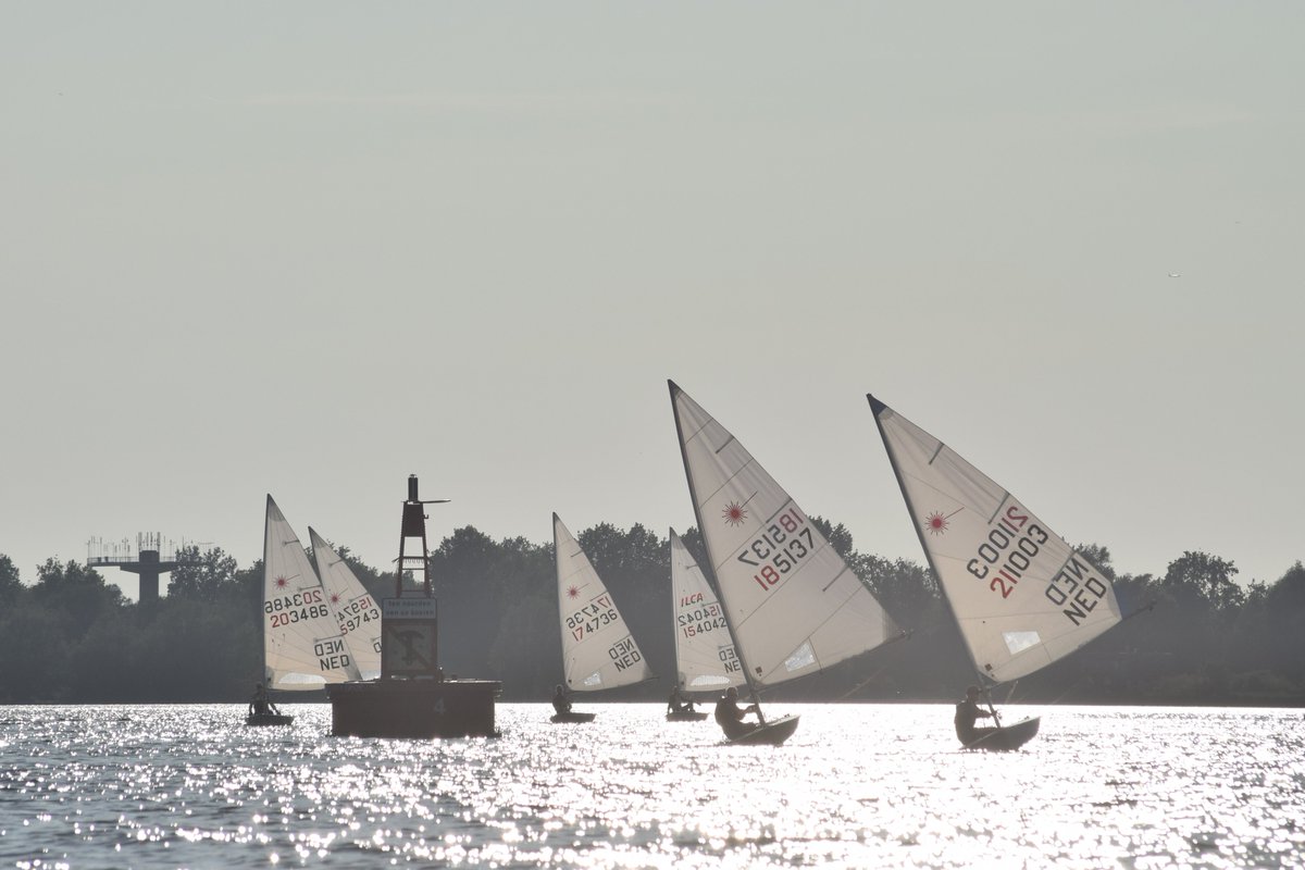 Lasers / ILCA's gisteravond op de Nieuwe Meer. Elke woensdagavond zeilen bij WV De Koenen Foto: Philip Breeveld #ILCAsailing #nieuwemeer #amsterdam #zeilen #watersport #zuidas