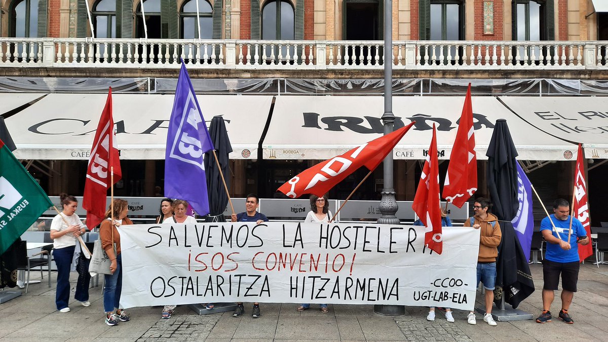 LABnafarroa's tweet image. Ostalaritzako sindikatuen elkarretaratzea Iruñean, Cafe Iruña ostatuaren parean, sektoreko hitzarmen duin baten alde.

UGT, que es la primera fuerza del sector, no ha aparecido a esta última concentración de junio. 🤷‍♀️