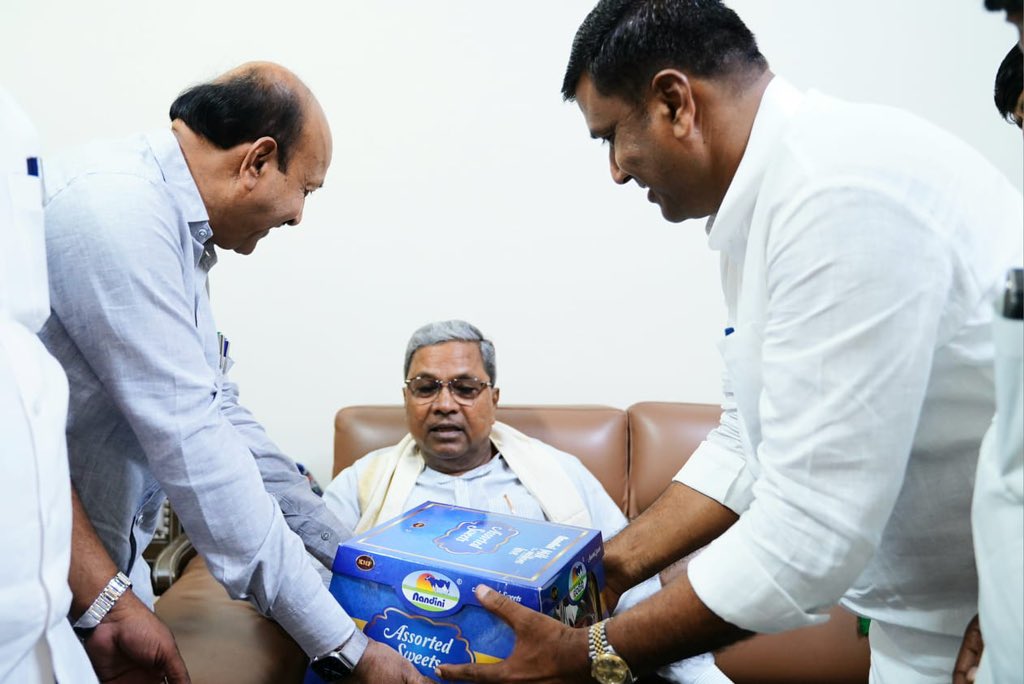 KMF ಅಧ್ಯಕ್ಷರಾಗಿ ಆಯ್ಕೆಯಾದ ಭೀಮಾನಾಯ್ಕ್ ಅವರು ಇಂದು ಮುಖ್ಯಮಂತ್ರಿ ಸಿದ್ದರಾಮಯ್ಯ ಅವರನ್ನು ಭೇಟಿಯಾಗಿ ಪಂಚಲೋಹದ ಶ್ರೀಕೃಷ್ಣ ವಿಗ್ರಹ ನೀಡಿ ಧನ್ಯವಾದ ಅರ್ಪಿಸಿದರು. ರೈತ ಸಮುದಾಯದ ಹಿತ ಕಾಪಾಡುವ ರೀತಿಯಲ್ಲಿ ಕ್ರಿಯಾಶೀಲವಾಗಿ ಕರ್ತವ್ಯ ನಿರ್ವಹಿಸಿ ಎಂದು ಮುಖ್ಯಮಂತ್ರಿಗಳು ಅಧ್ಯಕ್ಷ ಭೀಮಾನಾಯಕ್ ಅವರಿಗೆ ಸೂಚಿಸಿದರು.