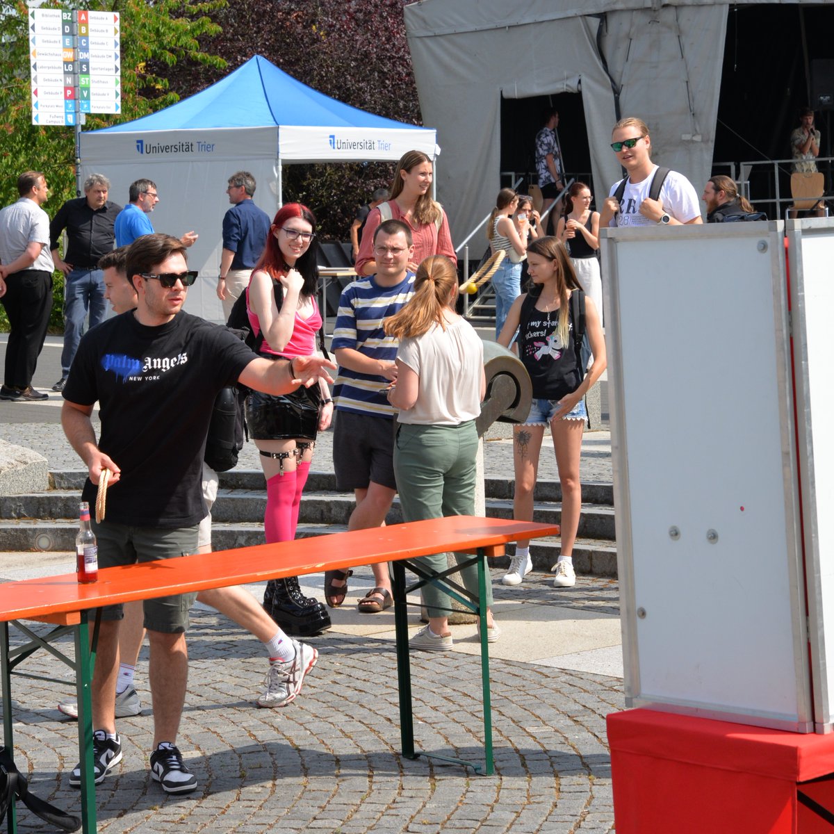 Pop, Klassik, Swing und Hip Hop oder Kunst, Spiele und Kultur - für alle war etwas dabei beim #Sommerfest der #UniTrier.☀️ Am Mittwoch feierten zahlreiche Gäste gemeinsam auf dem Forum und genossen den #Sommer auf dem Campus. 🎉
➡️ Wer dabei war: uni-trier.de/universitaet/n…