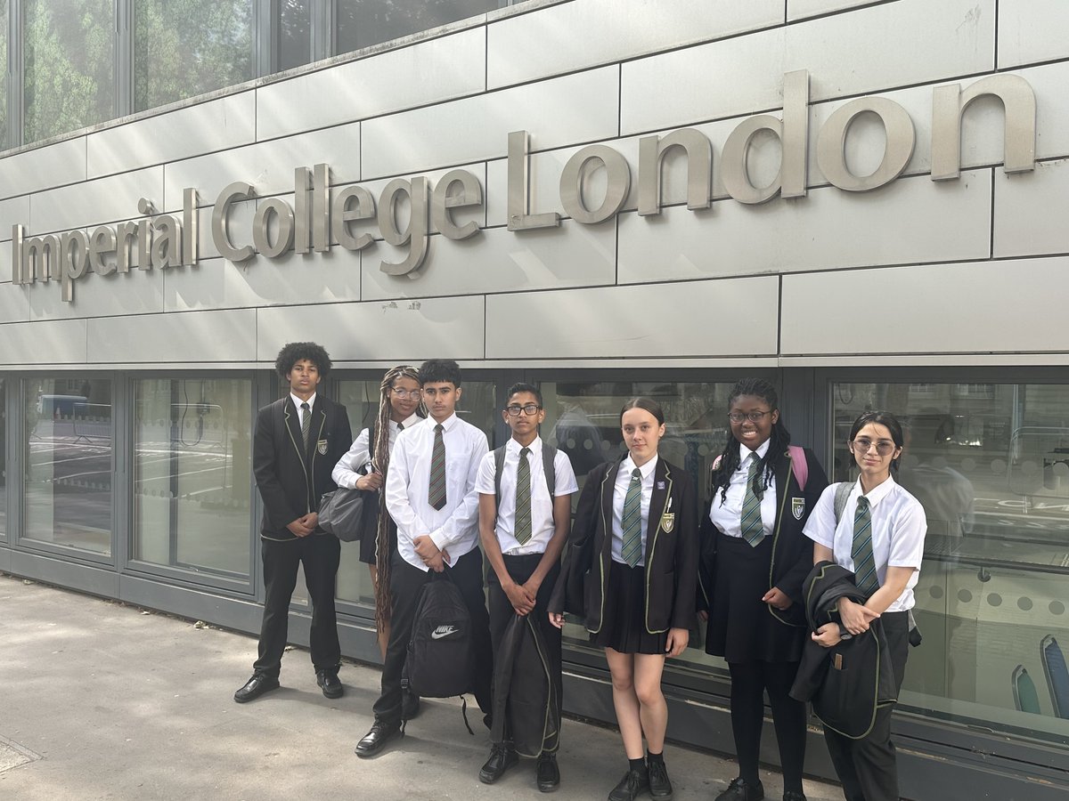 Yesterday, Y10 students went to Imperial Uni for a STEM day. They attended talks on pursuing A level science or university as well as the different careers available to STEM graduates. Students also had a tour by a former student who now studies at Imperial Uni! @HarrisFed