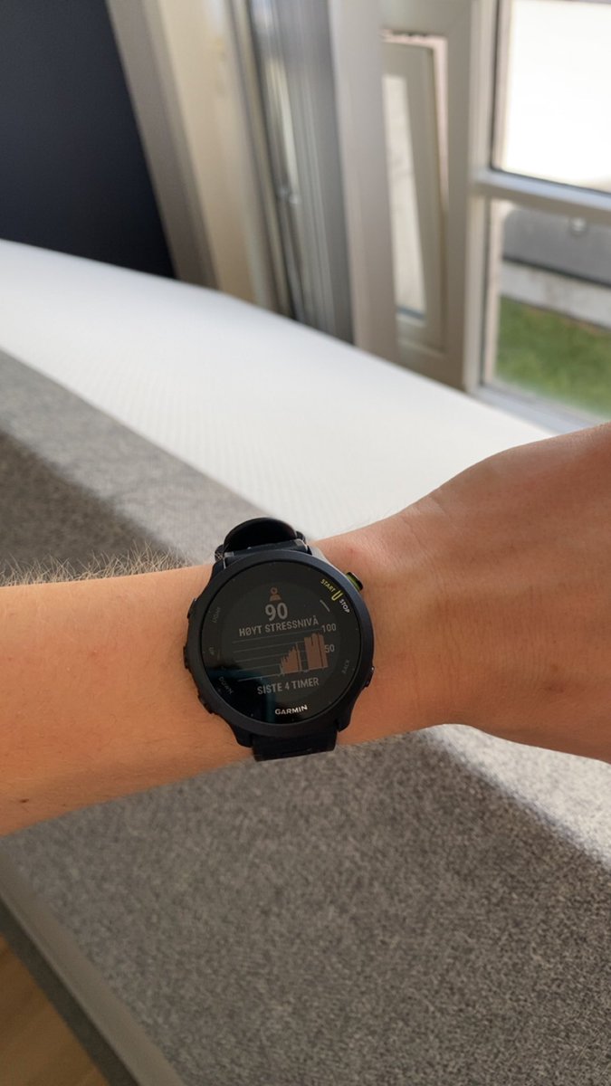 ung_investor's tweet photo. Når man holder på å montere møbler i sin første leilighet og ser dobbel renteheving i avisene😅 #panikk #nyhevingiaugust https://t.co/AHHE69t61S