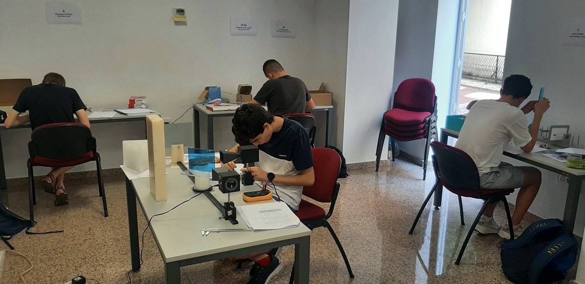 Ant_Guirao's tweet photo. Preparando a los equipos españoles de las Olimpiadas Internacional e Iberoamericana de Física @RSEF_ESP @educaciongob https://t.co/ktoEJQoSW1