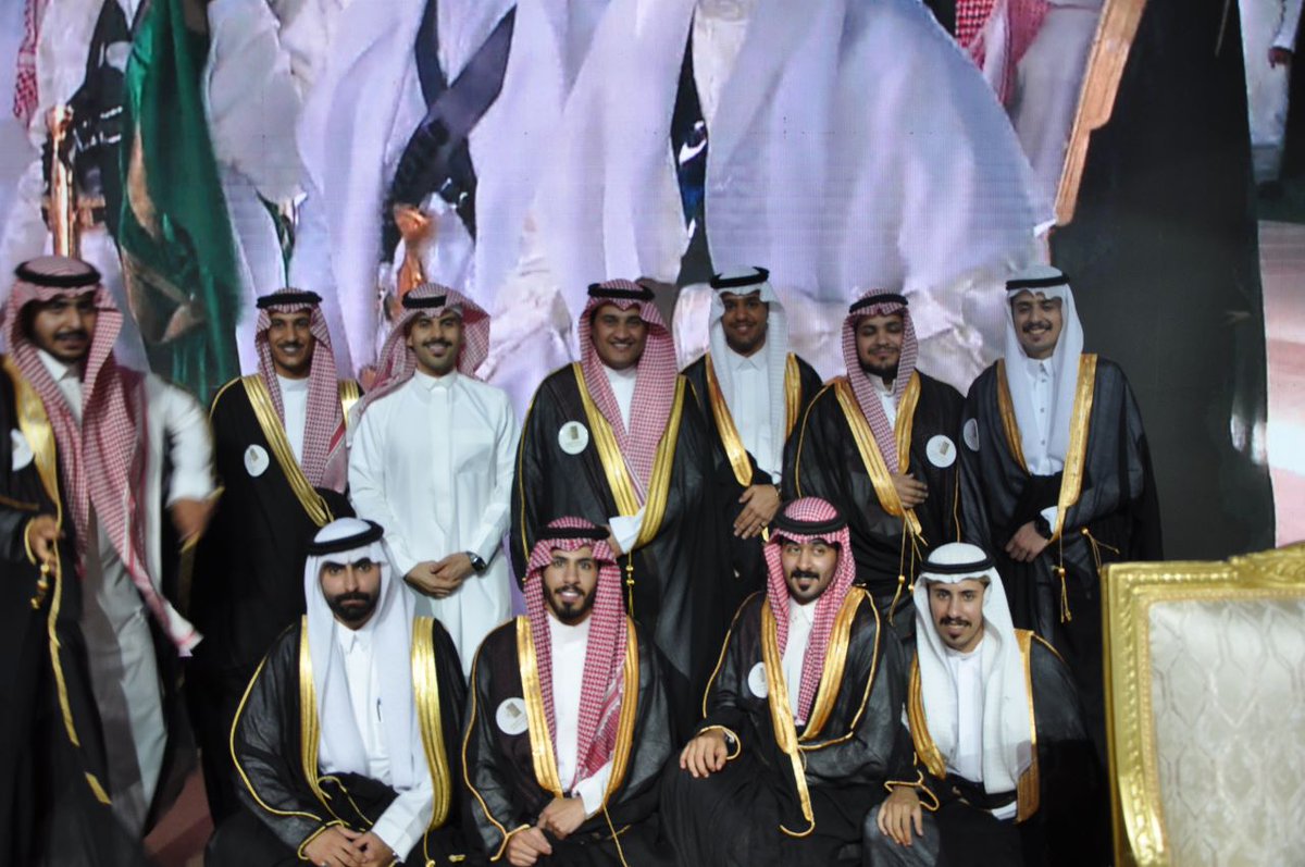 عميد ووكيل كلية علوم الحاسب والمعلومات يشاركان أبناءهم الخريجين وأولياء أمورهم فرحتهم بالتخرج. تهانينا لكل الخريجين و الخريجات.
#كلية_علوم_الحاسب_والمعلومات
#جامعة_الجوف