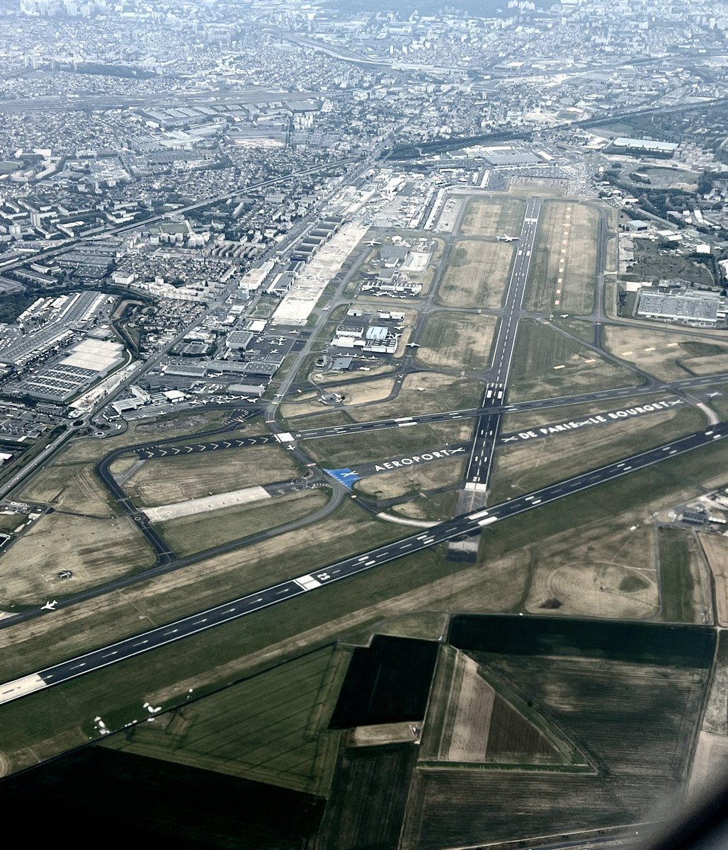 As I departed out of CDG yesterday evening on on my @AirFranceUK @AirbusintheUK A220 flight back home - we flew near #ParisAirShow @salondubourget - which gave me a great view from my window seat looking down over the airfield 😁✈️ #aviation #PAS23 #ParisAirShow2023