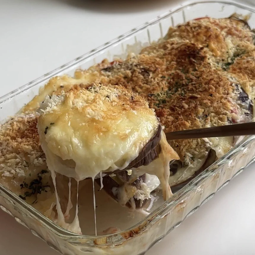 大切な人の胃袋をつかみたい時にはこれ！簡単なのに絶品「トマトの重ね焼き」。