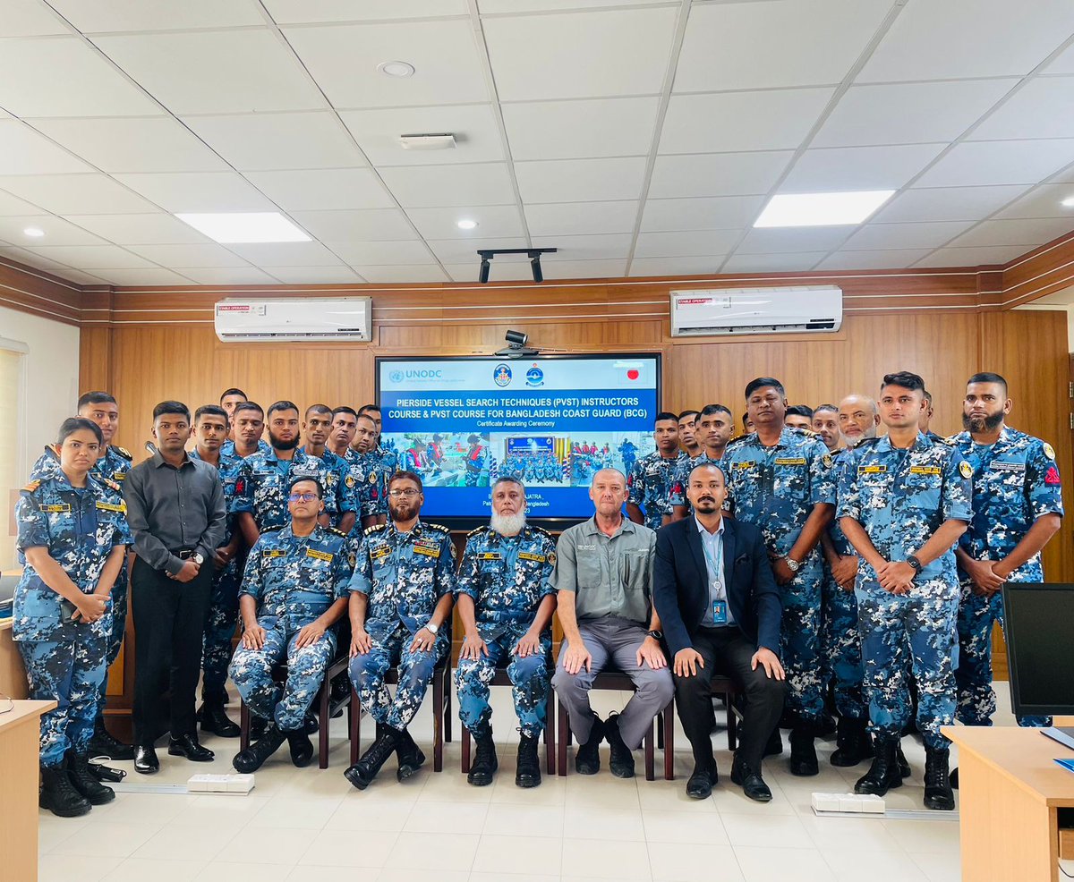 UNODC_BMB's tweet photo. #KeepingOceansSafe 🌊🇺🇳 @UNODC_MCP completed Pierside #VesselSearch Techniques Instructor &amp; Regular Courses for 2️⃣0️⃣ officers of #BangladeshCoastGuard 🇧🇩 at #Agrajatra Base, incl theo &amp; pract sessions on:
⛓Chain of Custody
⛴Vessel searches 
Funded by #Japan 🇯🇵
#BorderManagement https://t.co/cDWskKk5HB