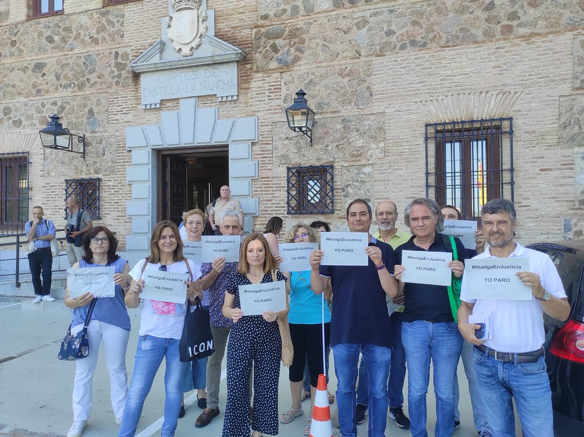 En la constitución de las Cortes de Castilla la Mancha hasta que llegó la policía, nos expulsó y nos requirió ka identificación como si fuéramos delincuentes. Eso sí, nos ha grabado la prensa  y hemos hablado con algún que otro político.
#HuelgaJusticia65Dias #HuelgaEnJusticia