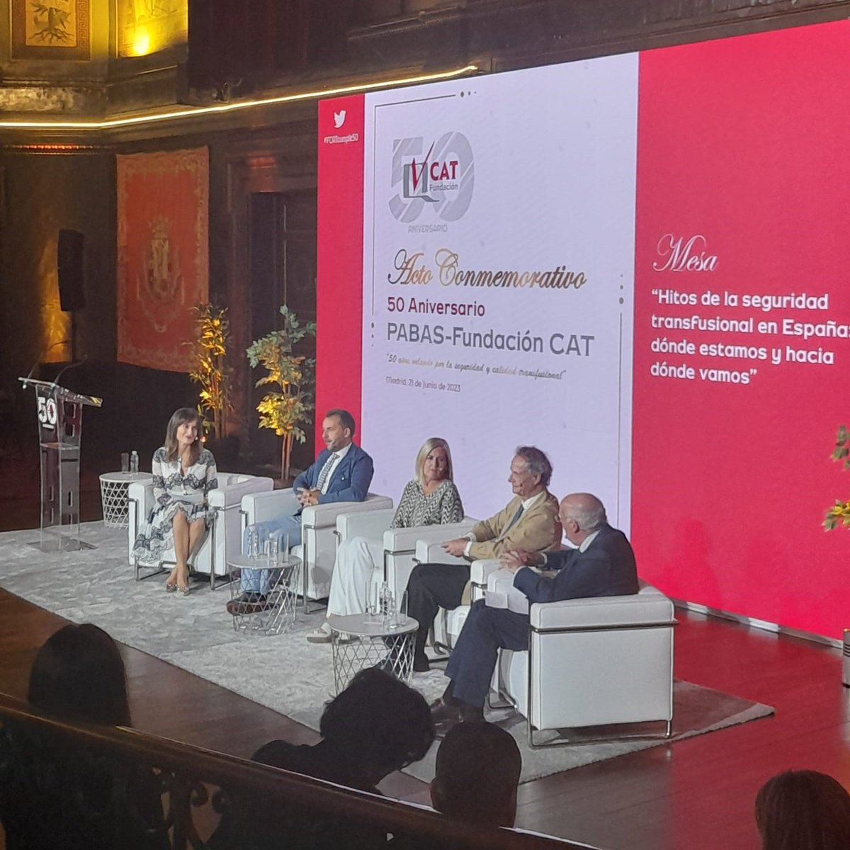 SETS_es's tweet photo. 👏 #FCATcumple50. El acto fue inaugurado por el Dr. Luis Larrea, presidente @SETS_es y la Dra Mateos, presidenta @sehh_es; y presentado por @LeticiaIG. La mesa coloquio del 50 Aniversario de la Fundación CAT trató sobre los #hitos de la seguridad #transfusional en España https://t.co/5B5nFlzdgT