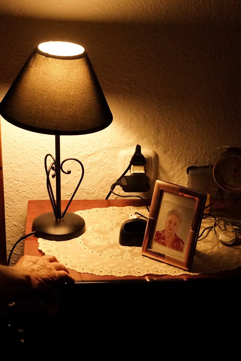 kanngemm's tweet photo. Para mi TFM decidí hacer un fotorreportaje que plasmase la ruptura vital de la vejez, la etapa última de la vida. He intentado mostrar la realidad en la que, en la mayoría de los casos, los ancianos quedan: relegados a un mundo más frío y silencioso, al aislamiento y al abandono. https://t.co/EHdrLlJHq6